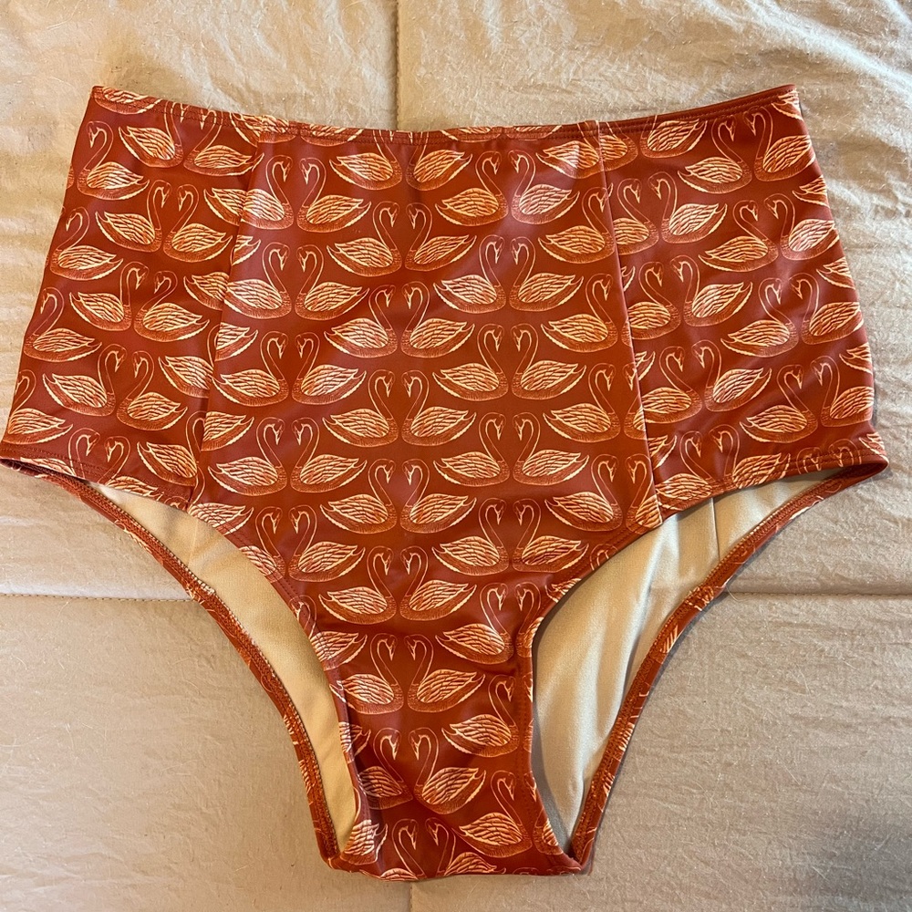 Small swans cut high kortni jeane EUC some sand in bum